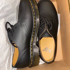 Dr. Martens Classic Smooth 1461 Black Leather Shoes. Unisex.